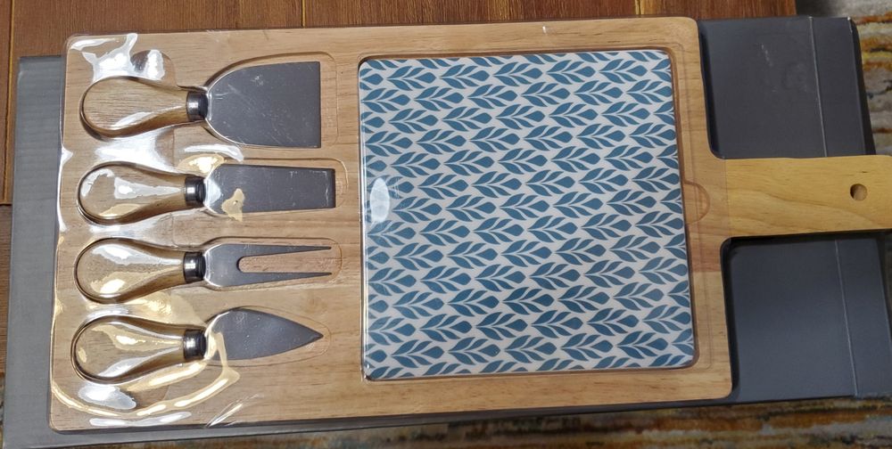 Set cuțite și tava branzeturi