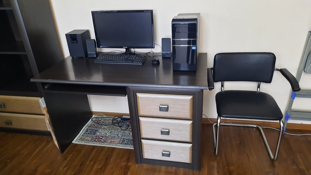 Продаётся стол с полкой в подарок