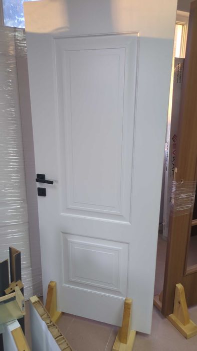 Бели интериорни врати на склад в София