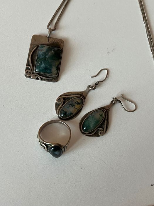 Продава се сребърен комплект