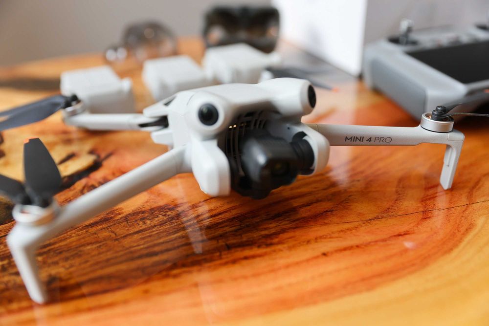 Дрон DJI Mini 4 Pro Fly More Combo