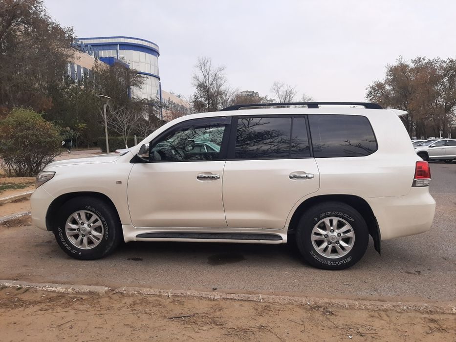Продается автомобиль Ланд крузер 200