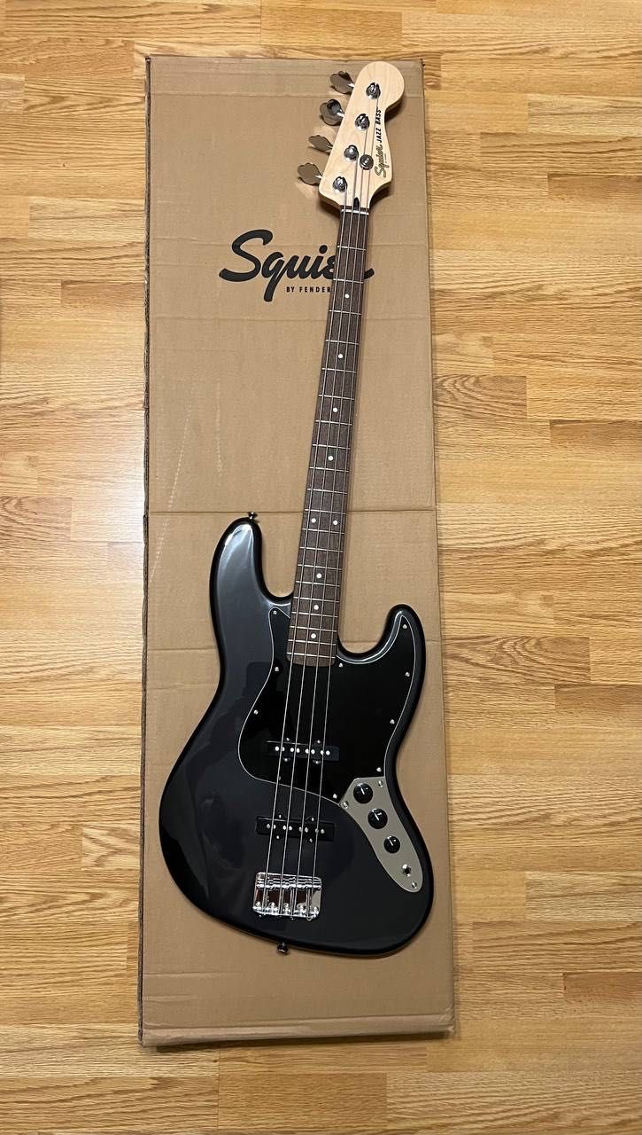 Fender Squier Affinity Jazz Bass + Accesorii