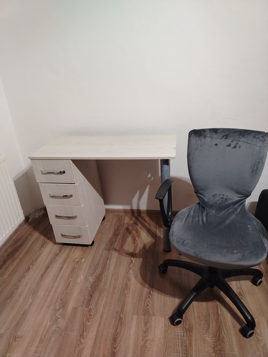 Vând birou cu scaun