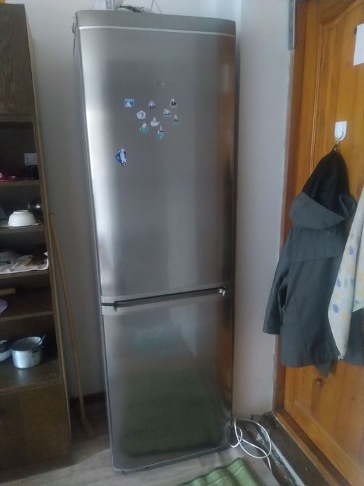 Срочно продам дёшево холодильник Аристон