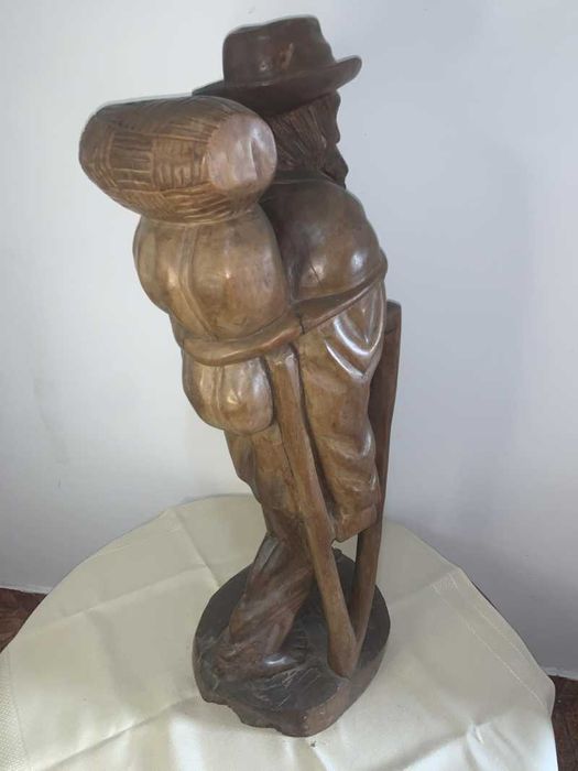 Statuie sculptata din lemn
