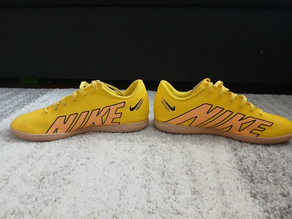 Vând adidasi de fotbal nike  marimea 37.5