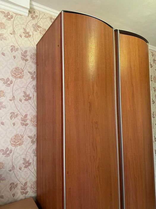 Модульный шкаф из трёх секций в тёплом оттенке дуба. Срочно!