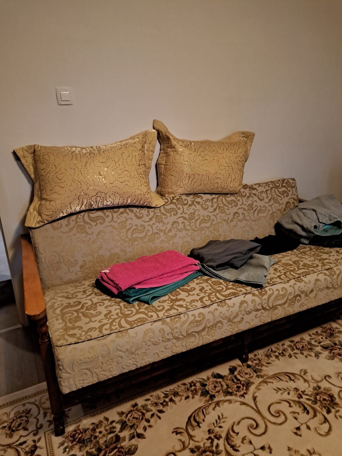 Set mobilă lemn masiv nuc – canapea, vitrină cu oglindă, masă extensib