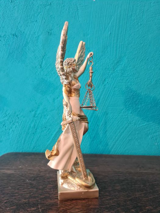 Статуетки на Фортуна и Темида