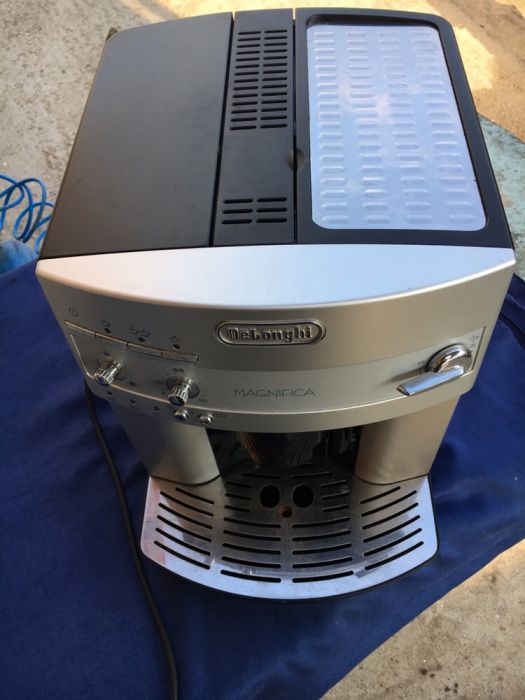 Aparat cafea automat DeLonghi magnifica