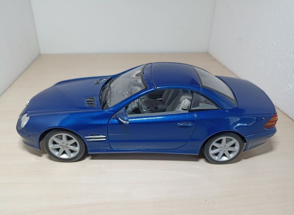 Mercedes Benz sl class 
Scara 1:18
Producător maisto 
Material metal+p