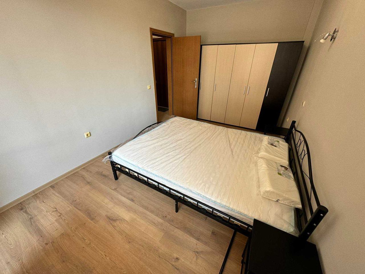 Дава се под наем Двустаен апартамент в Бургас, Център - 68 кв.м за 255 € - Снимка #3