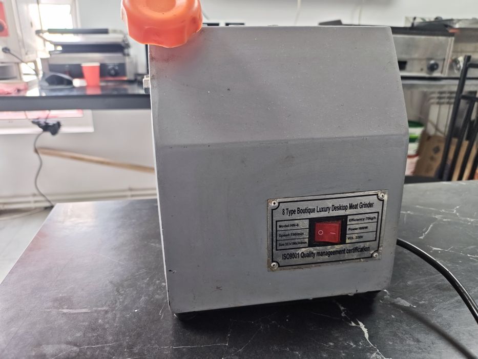 Мясорубка в рабочем состоянии .