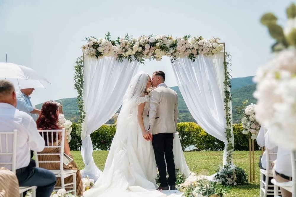 Decor pentru evenimente cu flori de matase naturala