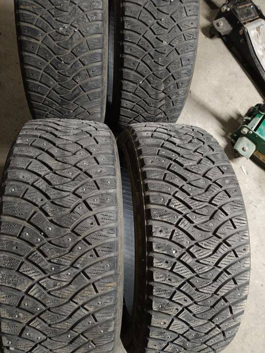 Шины зимние 235/45R18