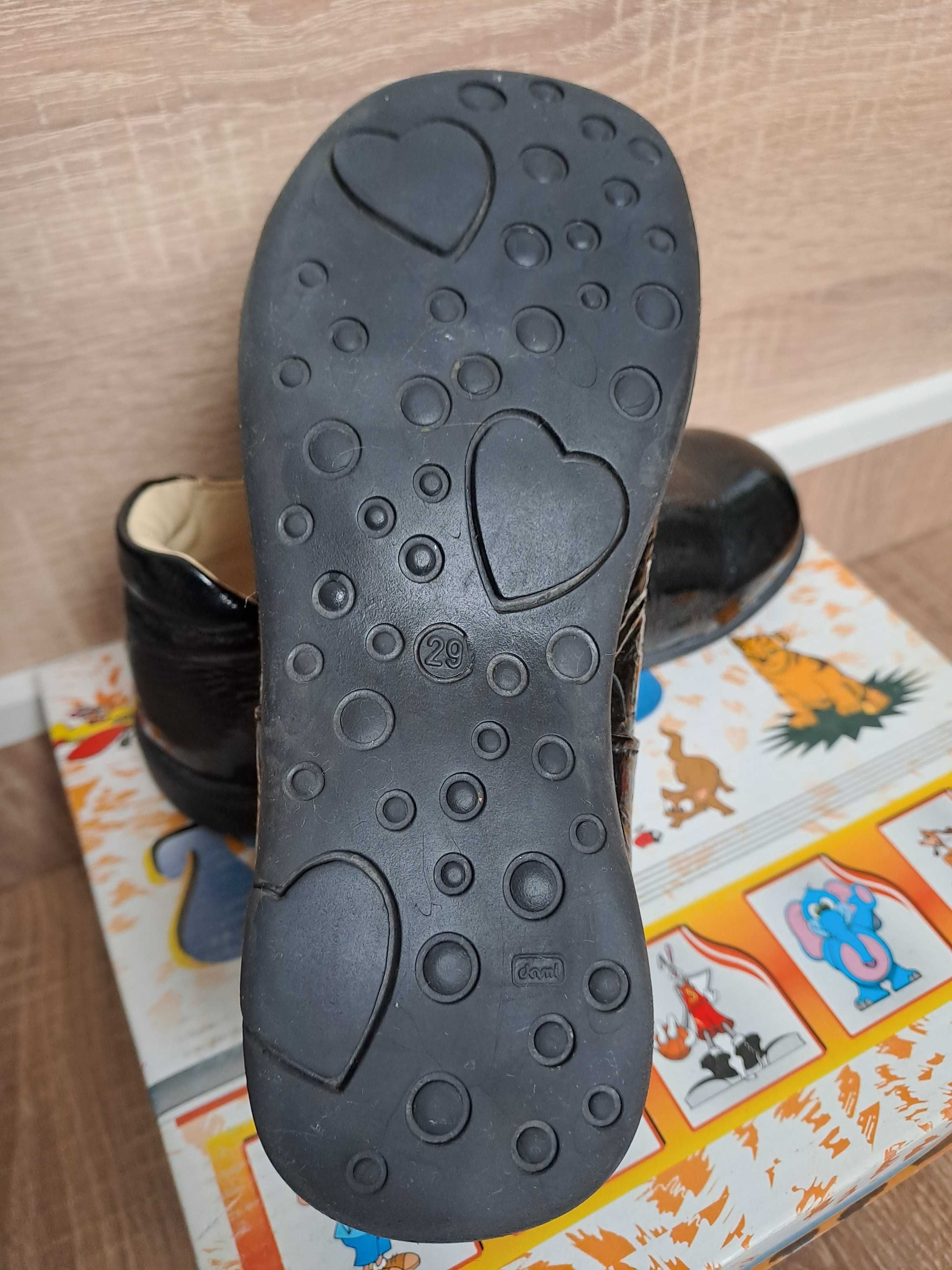 Vand pantofi din piele de lac pentru fetite marca Tino - marimea 29.