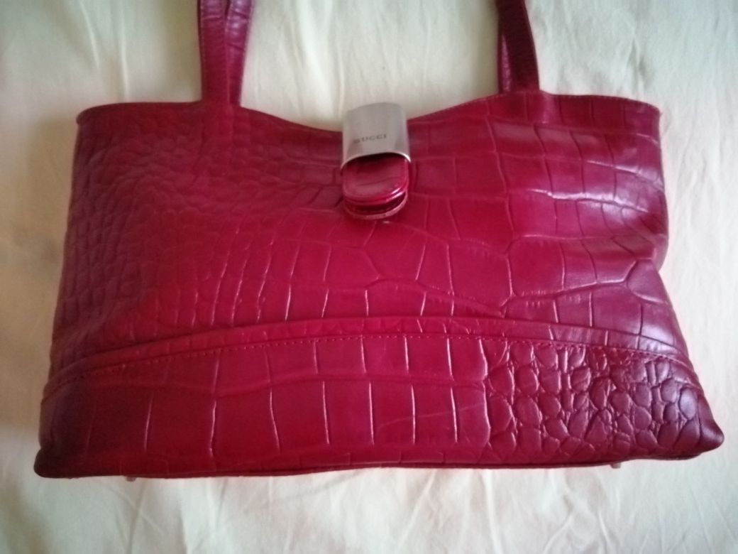 Нова чанта, цвят шампанско,червена малко носена, шагрен кожа.