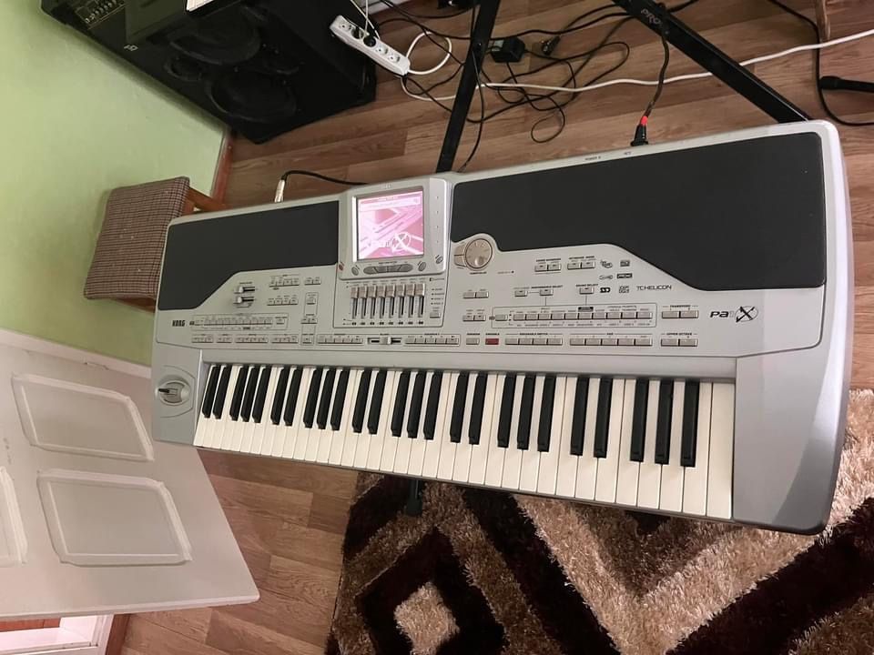 acest sintetizator este de vânzare KORG PA1X