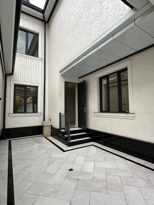 Продам Мирзо-Улугбекский районе Луначарском 1,3 соток 3 уровня 5 комна