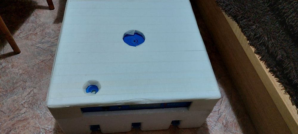 Продам инкубатор на 64 яйца