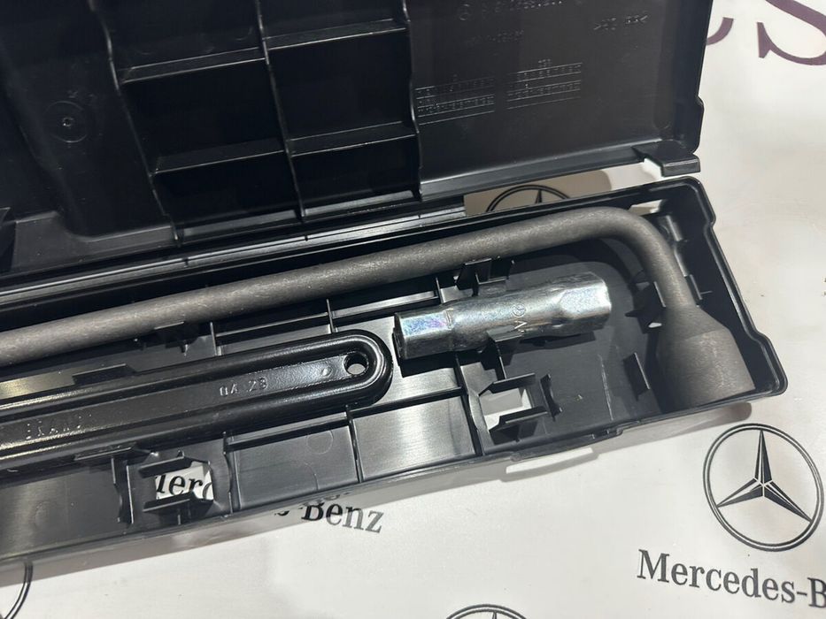 Оригинален крик+ключ за гуми Мерцедес