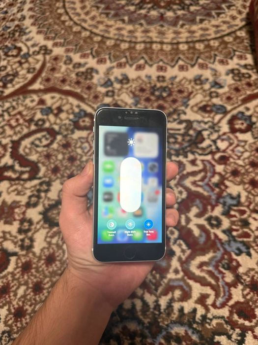 iPhone SE 2020 — идеальное состояние
