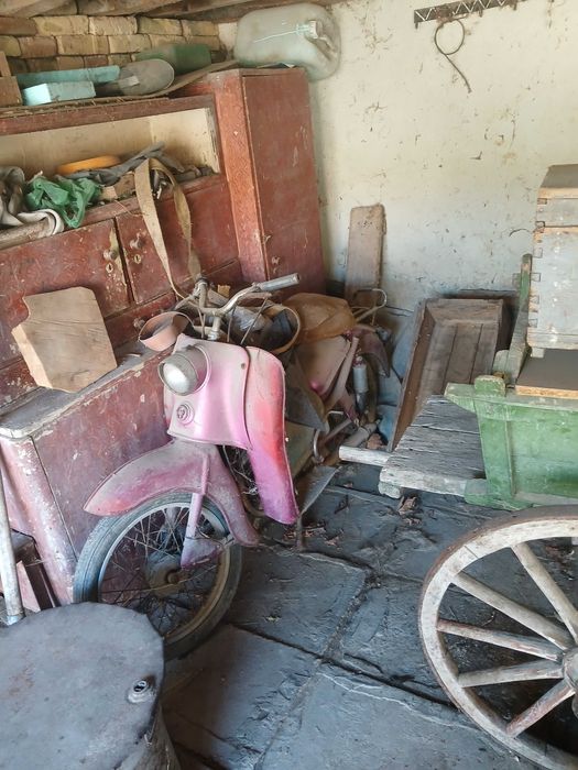 Подават се мотори ява на снимката. Моторите са ява и симсон.