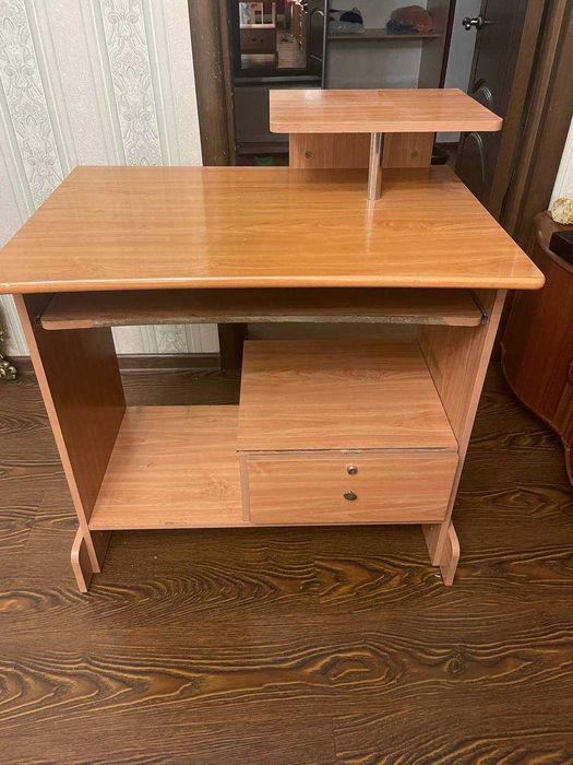 продам столик компьютерный