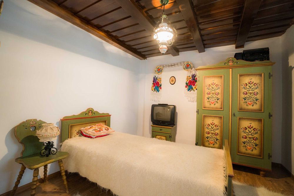 Vilă moderna/Pensiune cu 8 camere și 1000 mp teren, complet mobilată