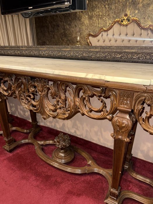 Уникална тоалетка, огледало и телевизор комплект