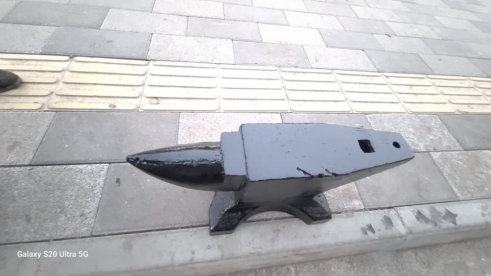 Наковальней метал