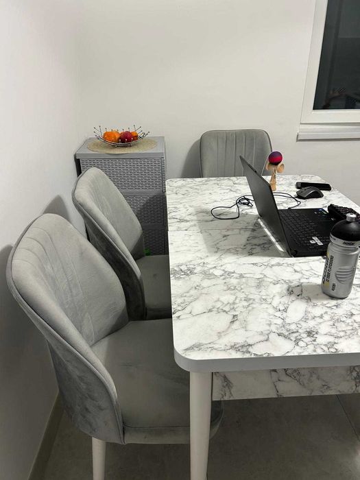 Vand masa extensibila tip marmura cu 4 scaune tapiterie gri, model YEL