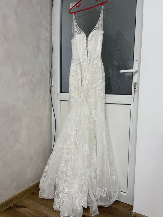 Rochie mireasa tip sirena cu trena