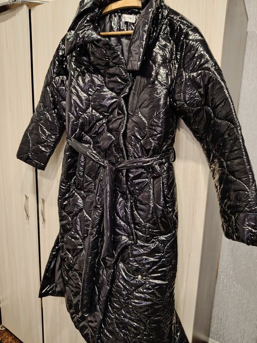 Дълго лачено яке подходящо за есенно зимния сезон