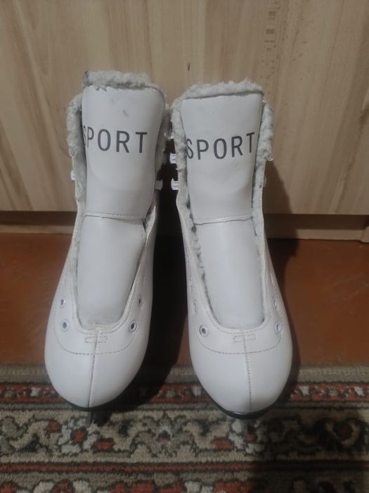 Продам коньки женские