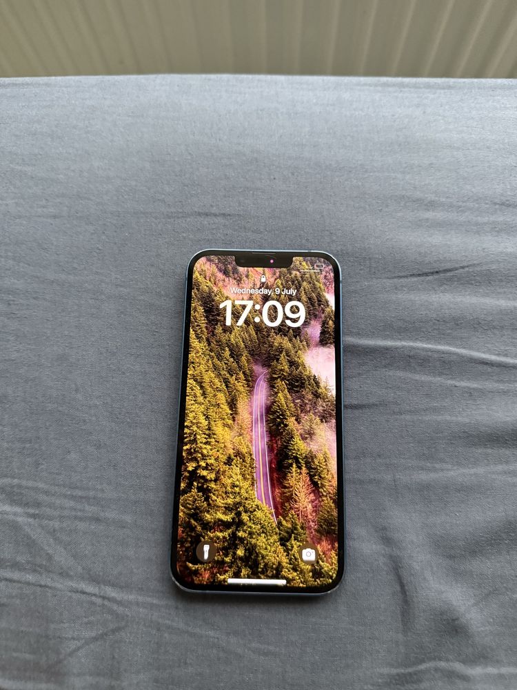 Продавам iPhone 13 128 GB ,телефона има външни забележки
