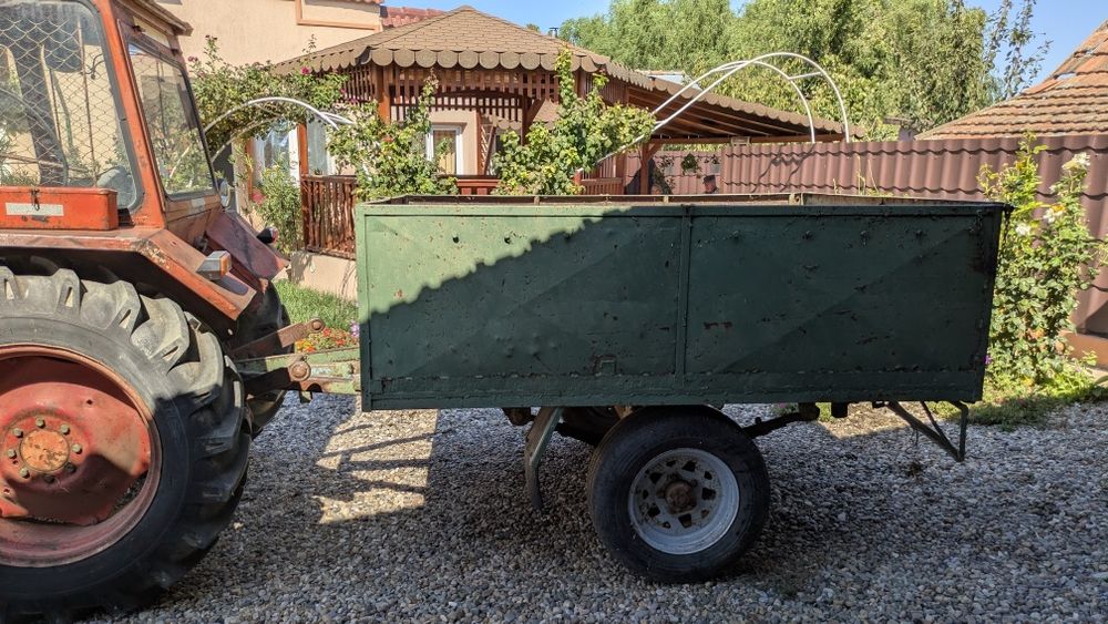 Tractor 445 cu plug in stare de funcționare și remorcă două tone