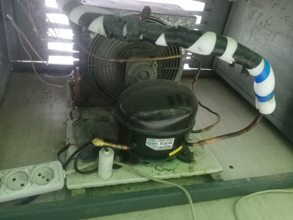 Vitrina xolodelnik sotiladi.