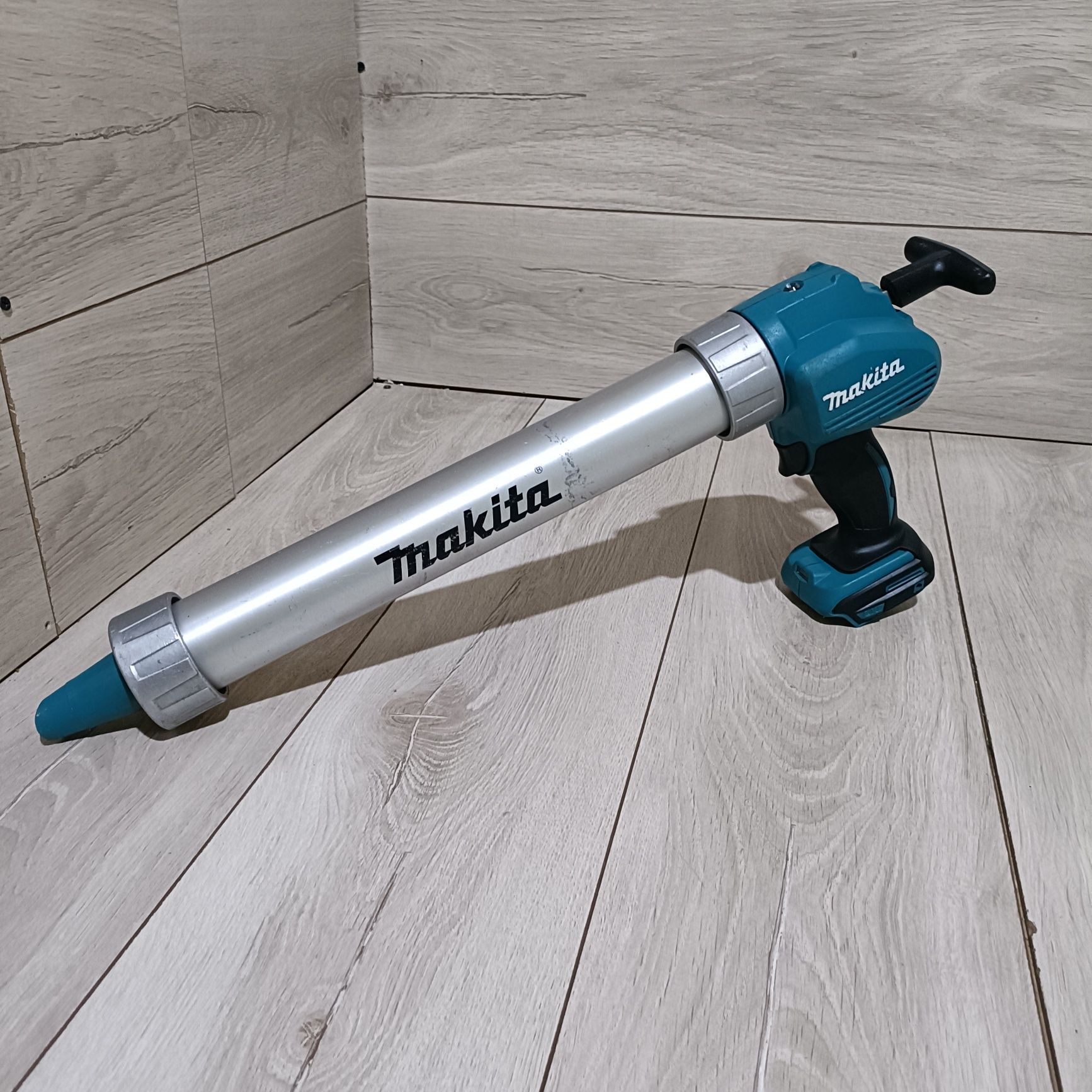 Masina Pistol tub de silicon Makita DCG180