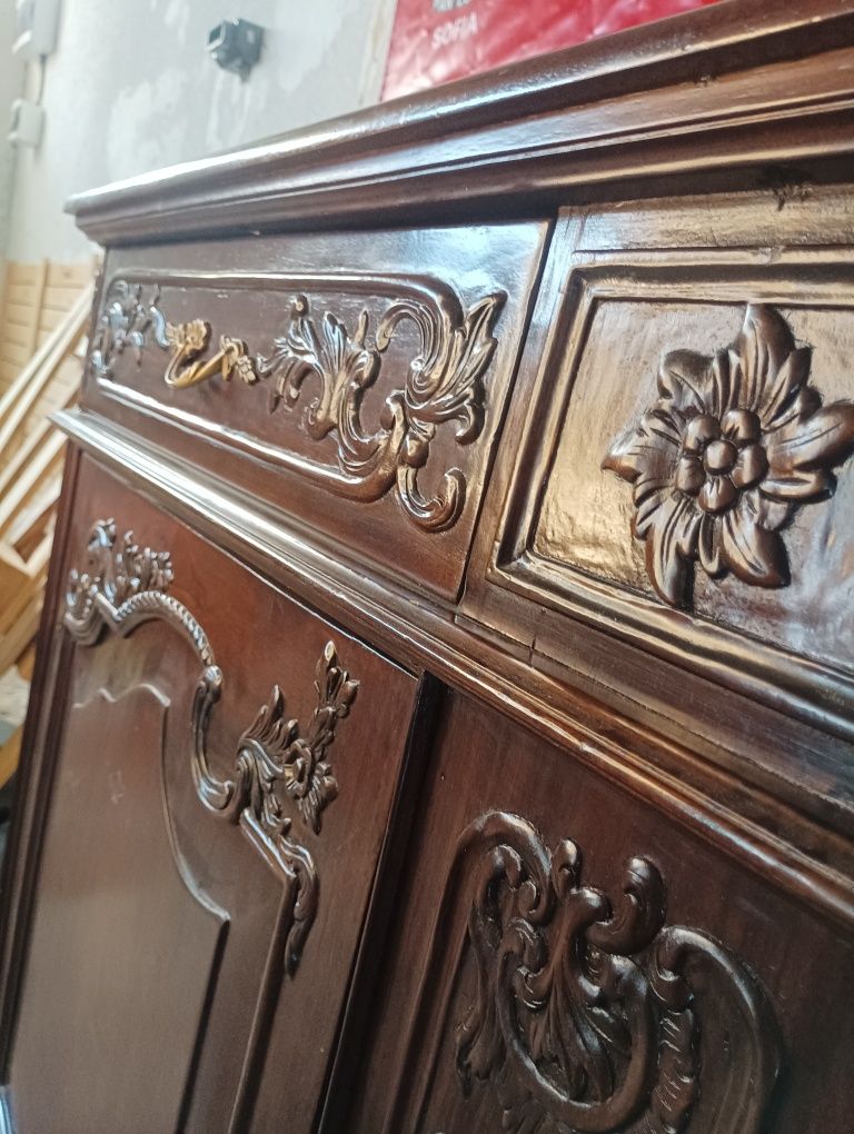 Индонезийски красив шкаф