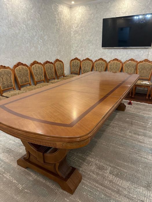 Продам стол со 18 стульями для гостиной