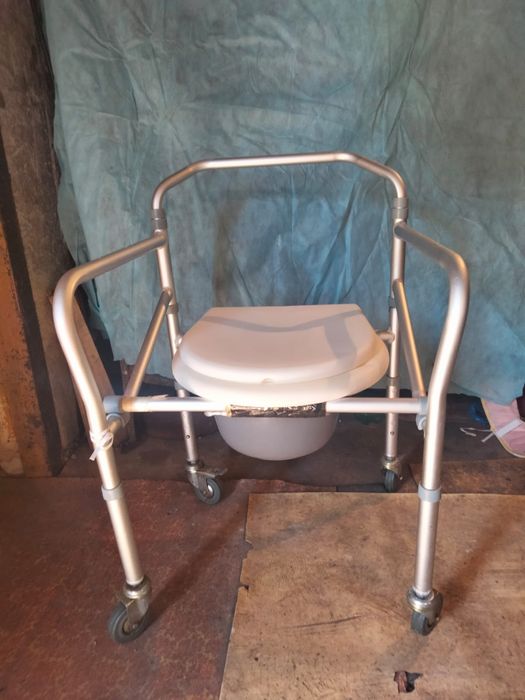 Кресло биотуалет на колесиках