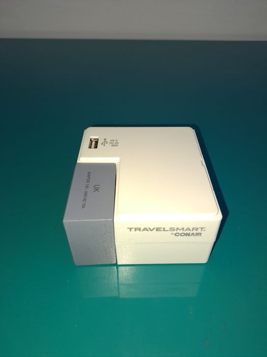Adaptor multifuncțional TRAVELSMART CONAIR cu 2 USB