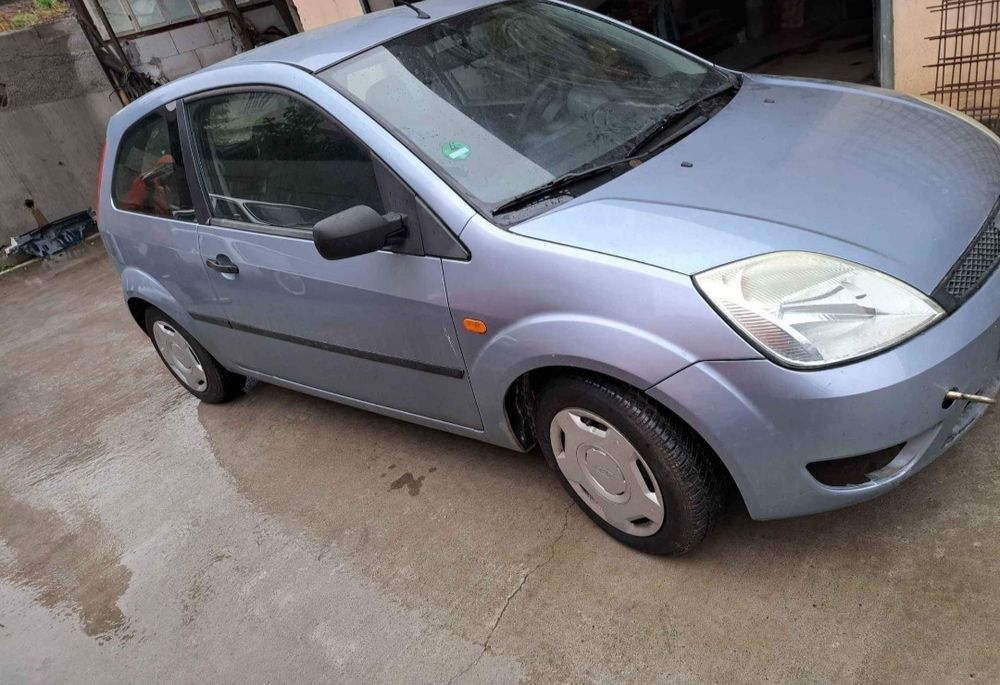 Dezmembrez Ford Fiesta 1.3 benzina an 2004 2 uși