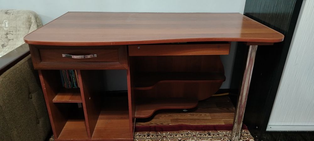Продаётся стол для компьютера + парта