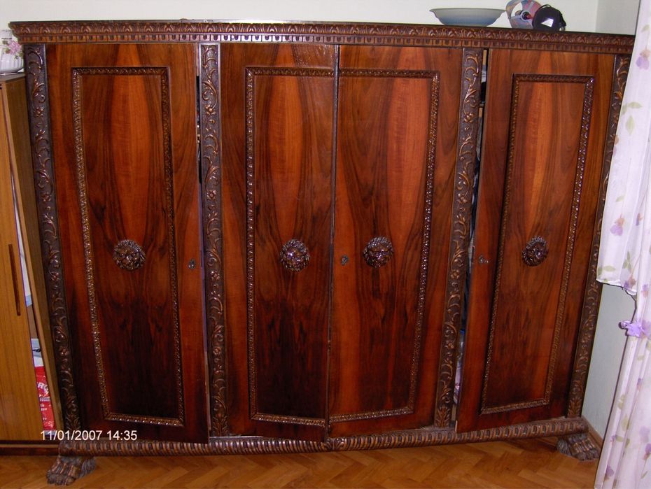 Mobila veche sculptata manual