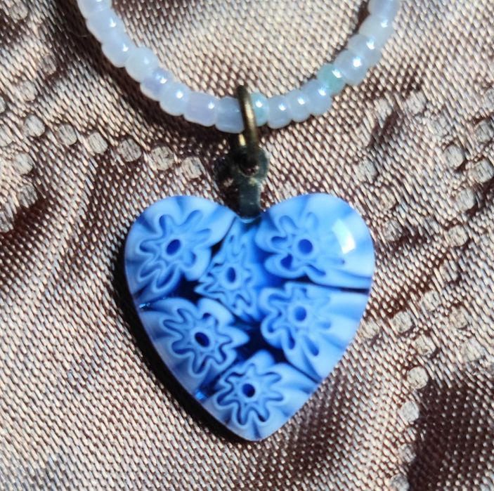 Нежно мънистено колие с красиво синьо сърце