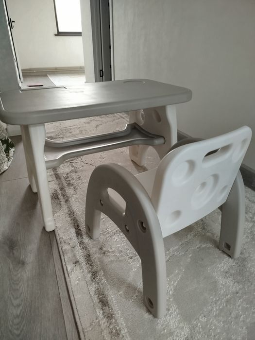 Детский столик с 2 стульями