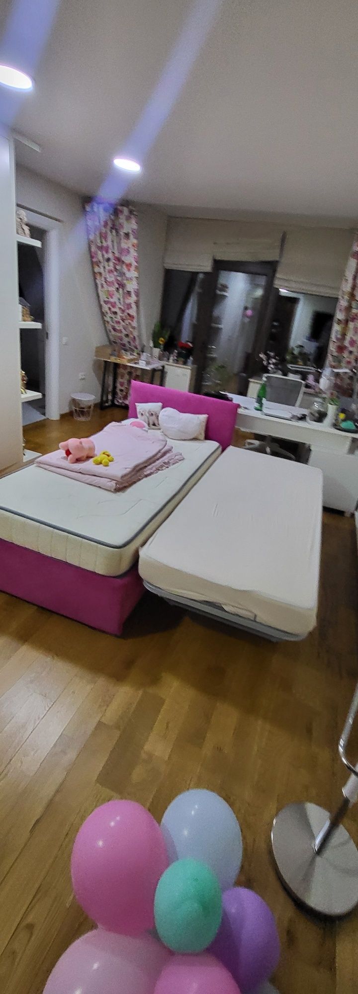 Vând pat extensibil.cu saltea atașabila.2 m / 80 respectiv 160 cm.,.